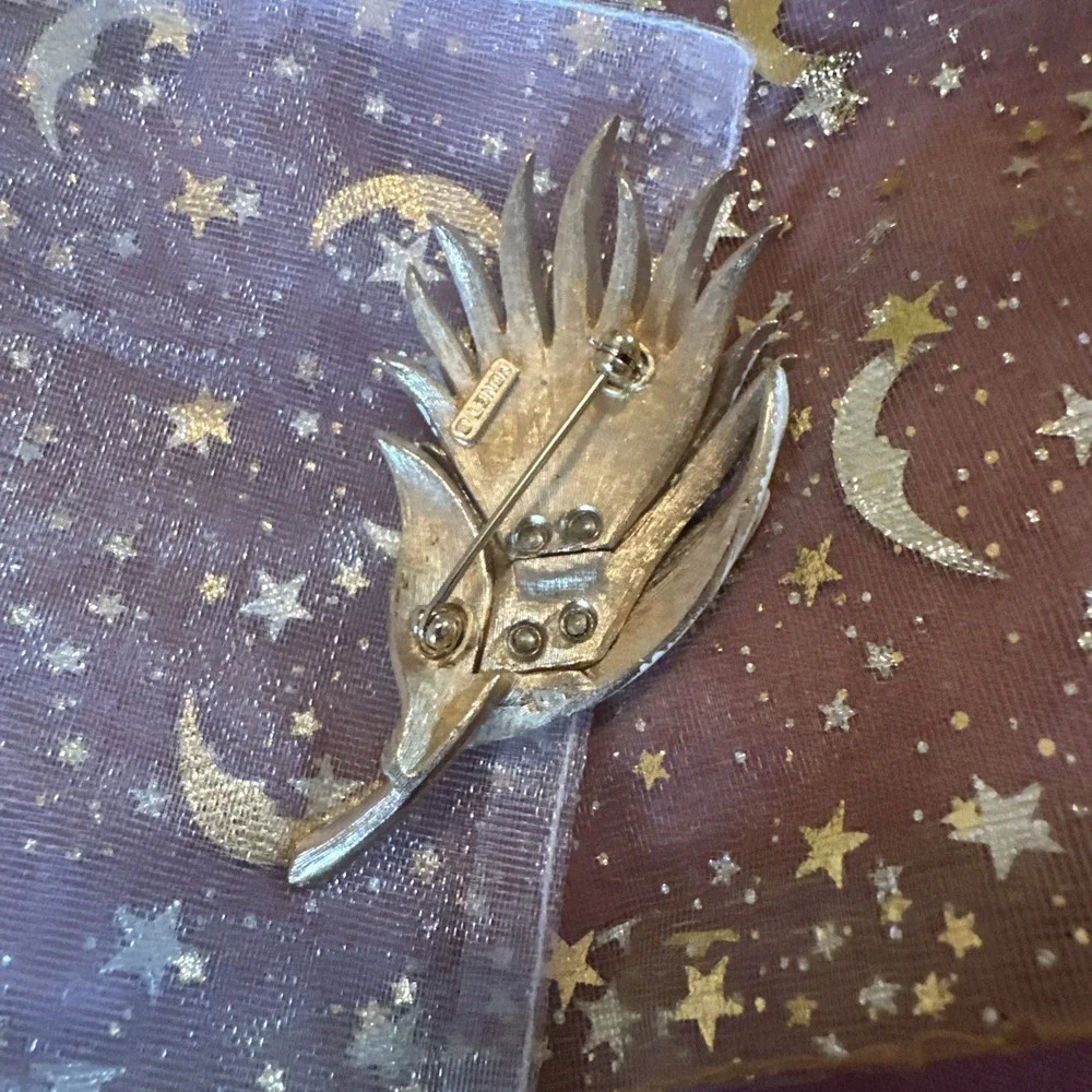 Vintage Monet White Enamel Filigree  Leaf Design Gold Tone Pin Brooch  3